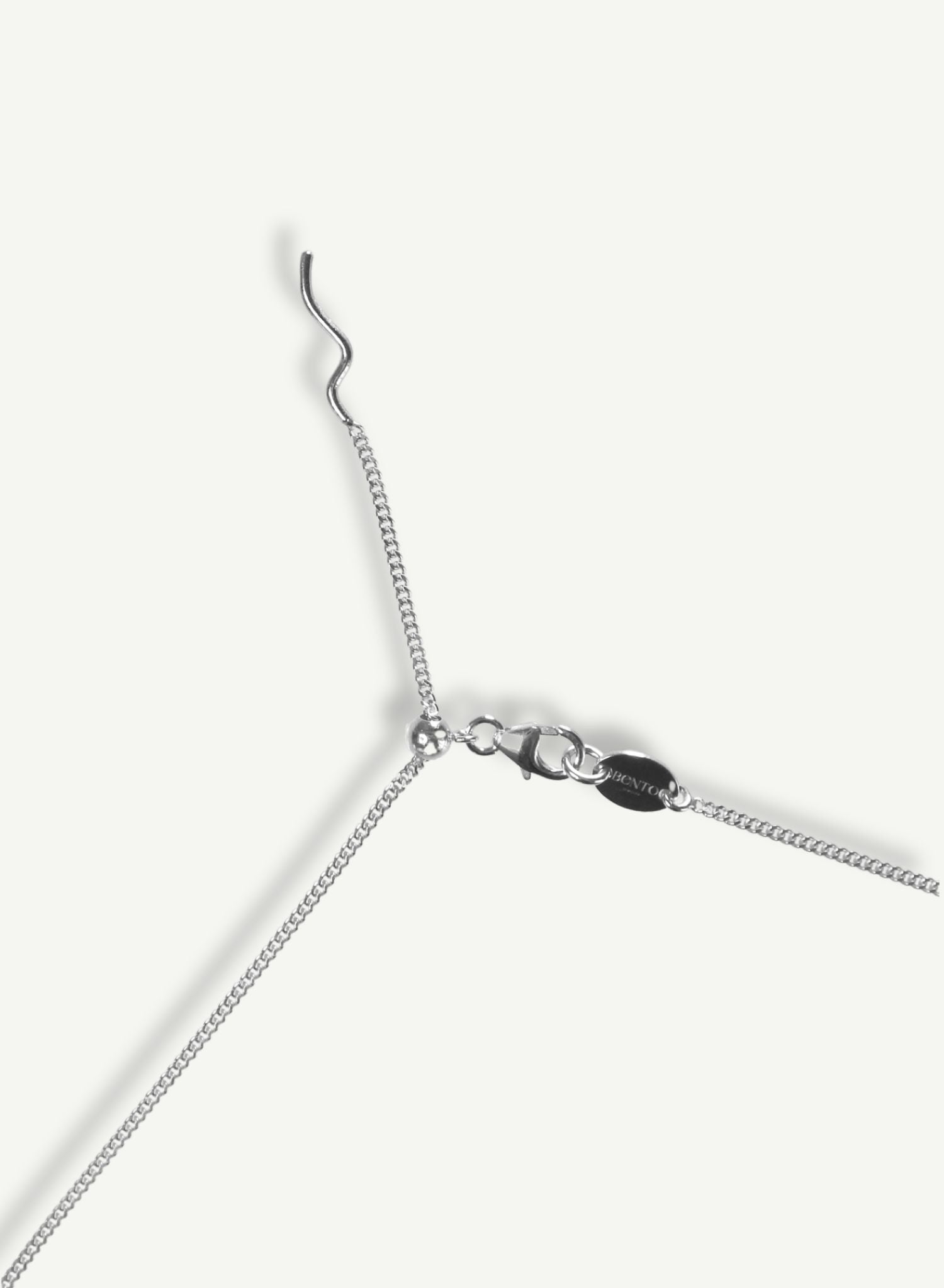 Le collier Juste un Sein, avec son pendentif minimaliste et audacieux, est bien plus qu'un bijou : il est une manifestation de solidarité féminine et un hommage au combat pour les droits et la liberté des femmes à travers le monde et les époques. Il incarne la sororité, pilier féministe qui célèbre et renforce le soutien mutuel entre les femmes, invitant chacune à affirmer sa force, son unicité et sa féminité.
