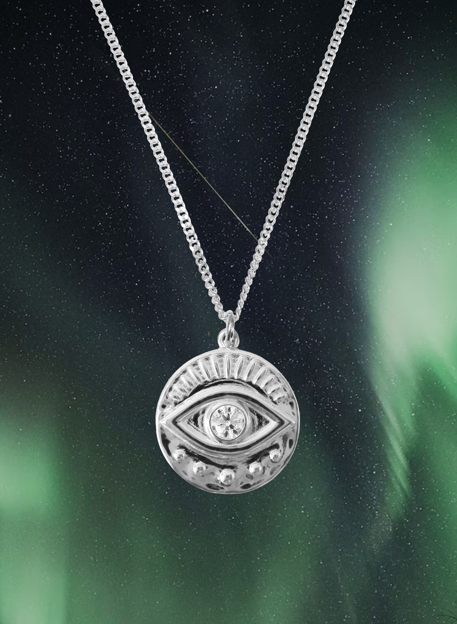 Notre collier Œil Protecteur est une incarnation moderne d'un talisman ancestral, enraciné dans les traditions qui s’étendent à travers les époques et les cultures du monde entier. Ce symbole dominé par un œil vigilant au centre représente une barrière contre les malveillances et un bouclier spirituel. Le dos du médaillon porte l'inscription "SAFE & DIVINELY PROTECTED", en français: "En sécurité et divinement protégée". Une affirmation de garde et de guidance spirituelle.