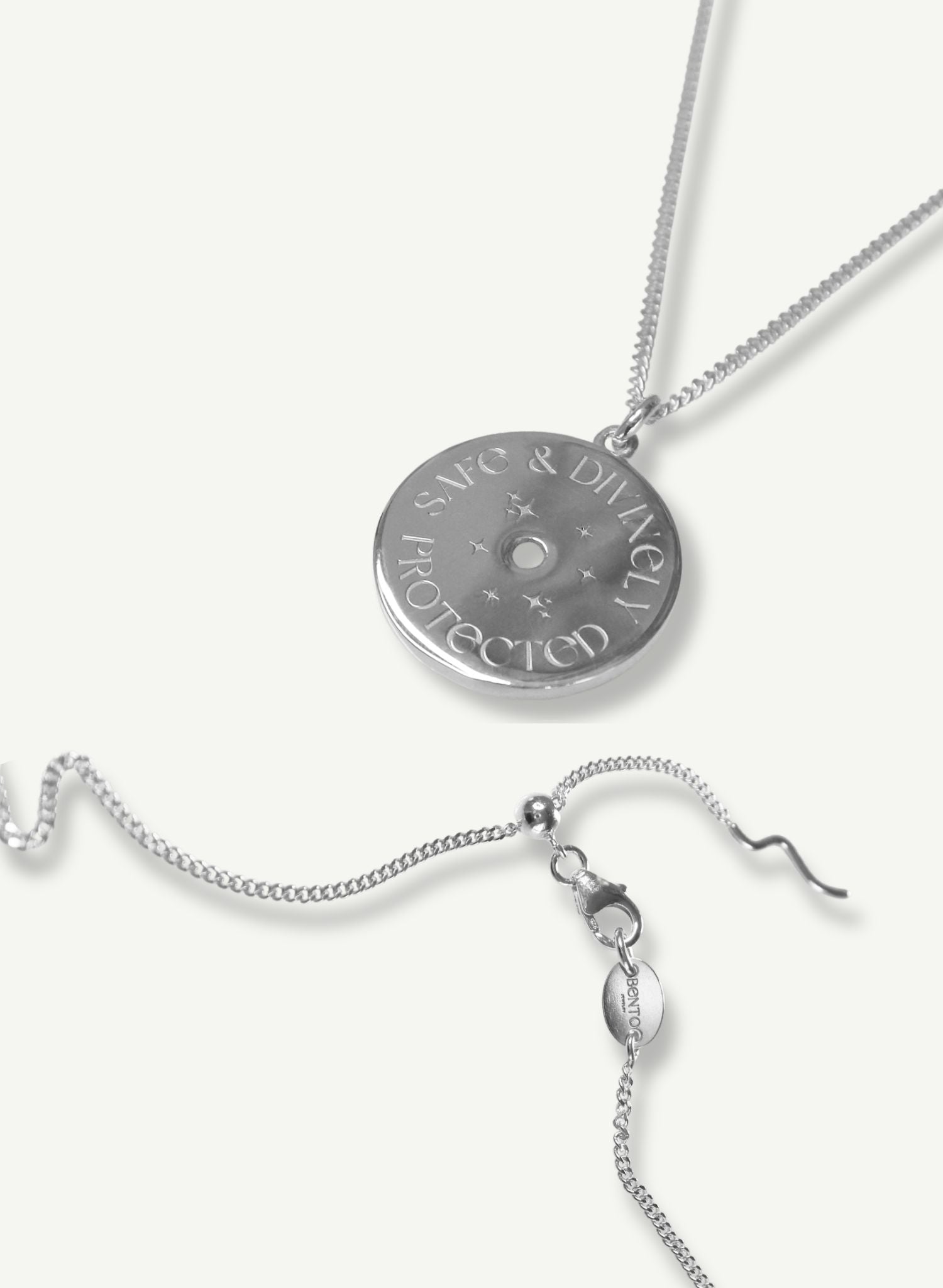 Notre collier Œil Protecteur est une incarnation moderne d'un talisman ancestral, enraciné dans les traditions qui s’étendent à travers les époques et les cultures du monde entier. Ce symbole dominé par un œil vigilant au centre représente une barrière contre les malveillances et un bouclier spirituel. Le dos du médaillon porte l'inscription "SAFE & DIVINELY PROTECTED", en français: "En sécurité et divinement protégée". Une affirmation de garde et de guidance spirituelle.