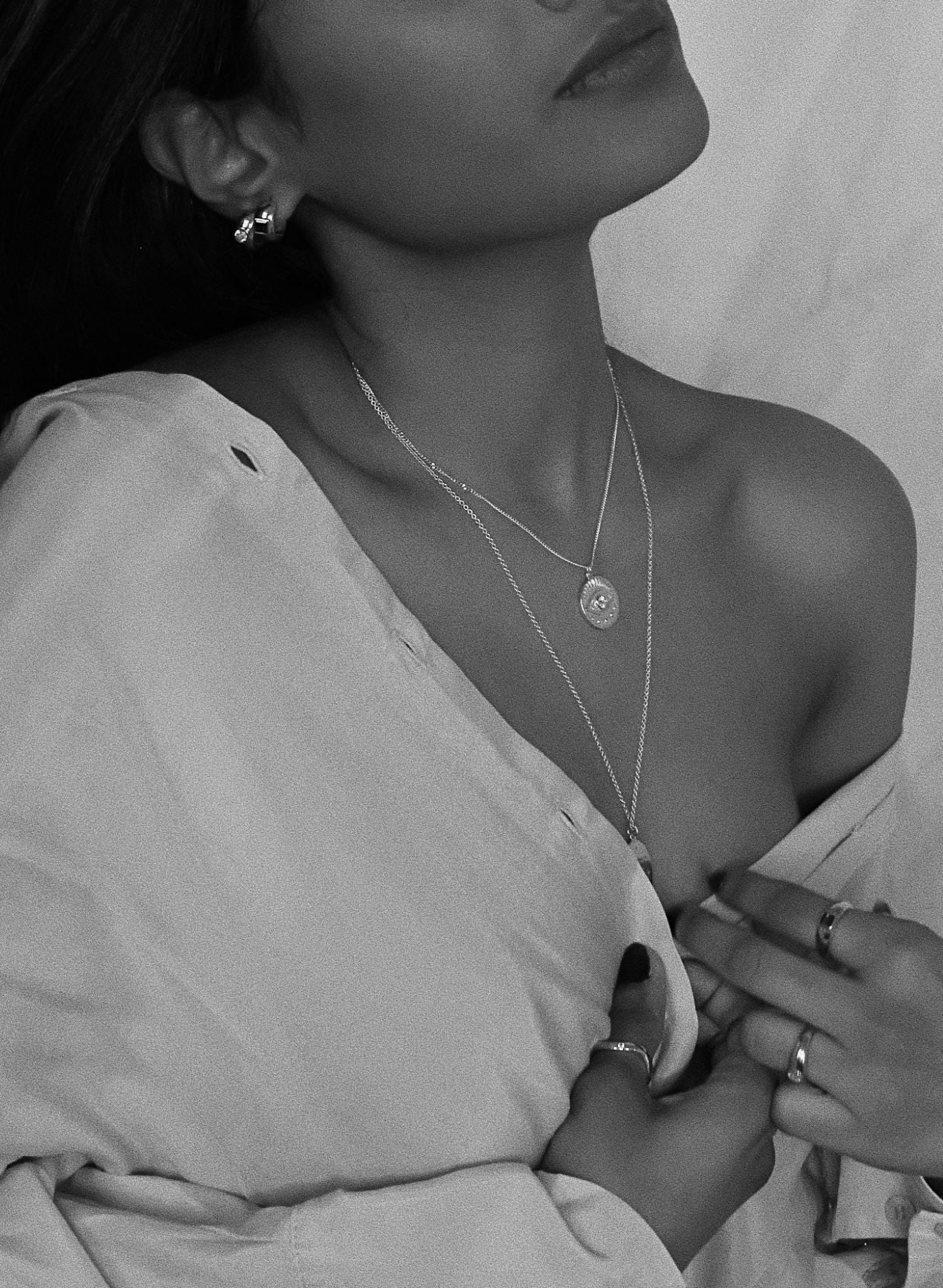 Notre collier Œil Protecteur est une incarnation moderne d'un talisman ancestral, enraciné dans les traditions qui s’étendent à travers les époques et les cultures du monde entier. Ce symbole dominé par un œil vigilant au centre représente une barrière contre les malveillances et un bouclier spirituel. Le dos du médaillon porte l'inscription "SAFE & DIVINELY PROTECTED", en français: "En sécurité et divinement protégée". Une affirmation de garde et de guidance spirituelle.