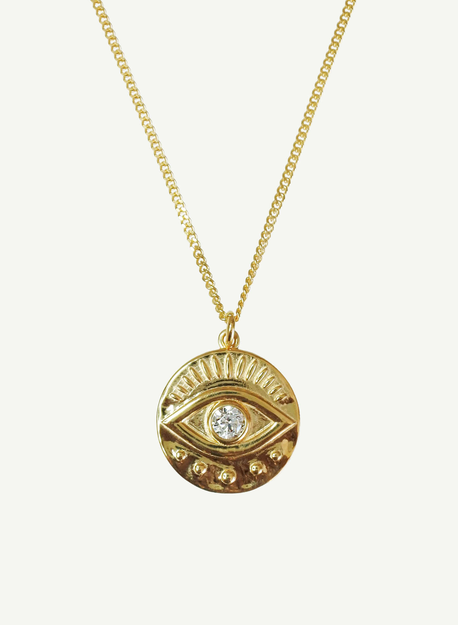 Notre collier Œil Protecteur est une incarnation moderne d'un talisman ancestral, enraciné dans les traditions qui s’étendent à travers les époques et les cultures du monde entier. Ce symbole dominé par un œil vigilant au centre représente une barrière contre les malveillances et un bouclier spirituel. Le dos du médaillon porte l'inscription "SAFE & DIVINELY PROTECTED", en français: "En sécurité et divinement protégée". Une affirmation de garde et de guidance spirituelle.