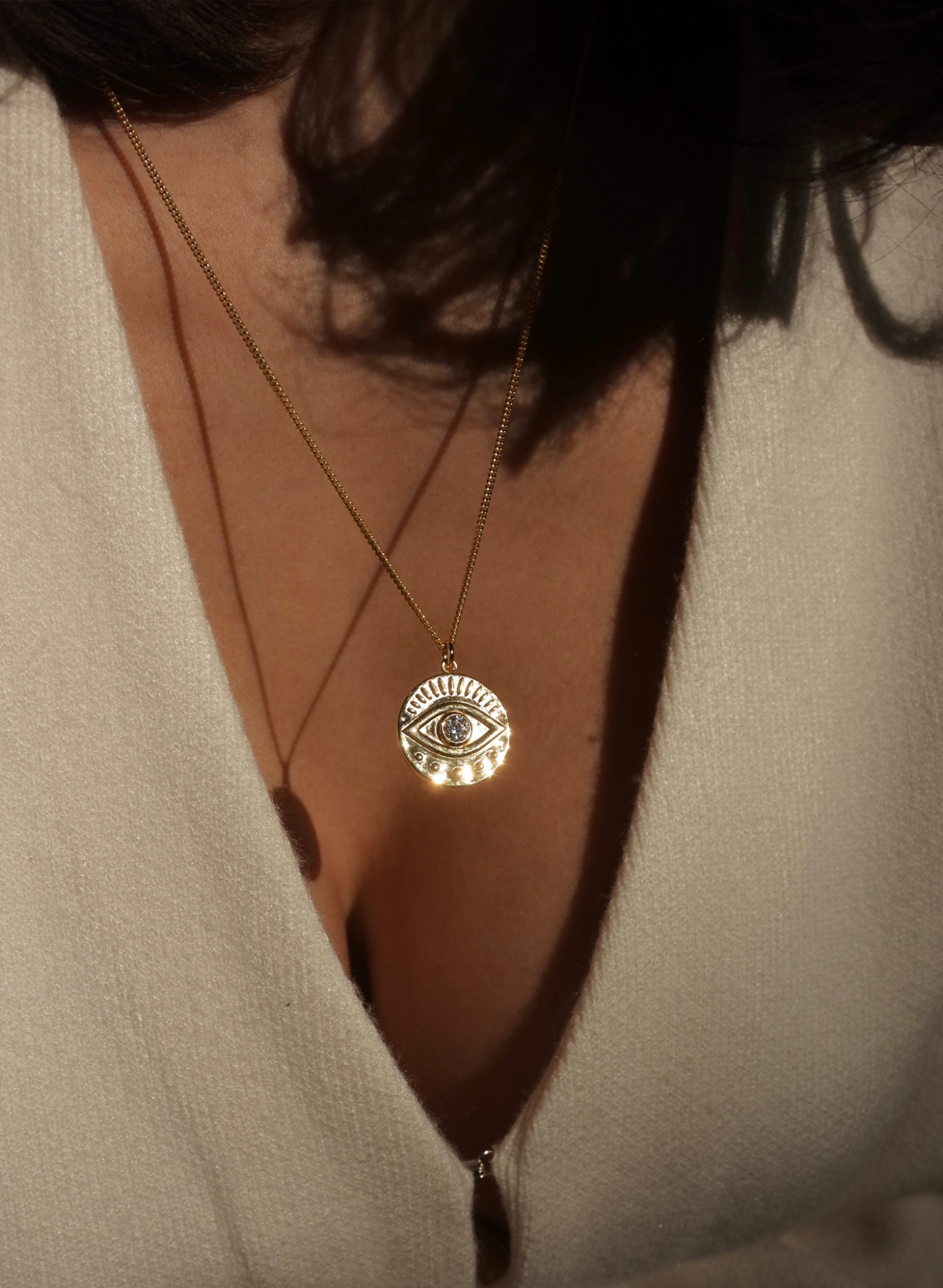 Notre collier Œil Protecteur est une incarnation moderne d'un talisman ancestral, enraciné dans les traditions qui s’étendent à travers les époques et les cultures du monde entier. Ce symbole dominé par un œil vigilant au centre représente une barrière contre les malveillances et un bouclier spirituel. Le dos du médaillon porte l'inscription "SAFE & DIVINELY PROTECTED", en français: "En sécurité et divinement protégée". Une affirmation de garde et de guidance spirituelle.