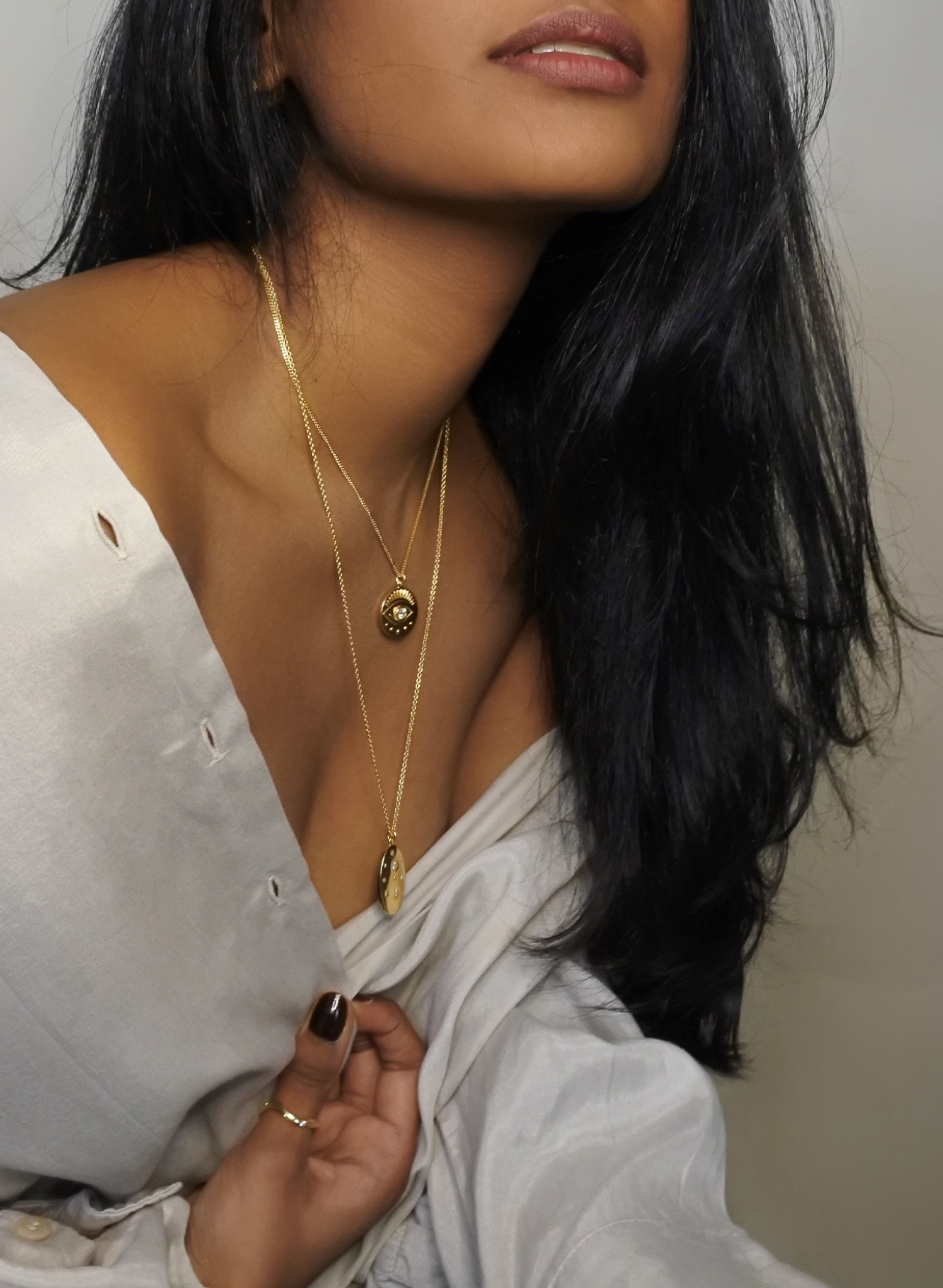Notre collier Œil Protecteur est une incarnation moderne d'un talisman ancestral, enraciné dans les traditions qui s’étendent à travers les époques et les cultures du monde entier. Ce symbole dominé par un œil vigilant au centre représente une barrière contre les malveillances et un bouclier spirituel. Le dos du médaillon porte l'inscription "SAFE & DIVINELY PROTECTED", en français: "En sécurité et divinement protégée". Une affirmation de garde et de guidance spirituelle.