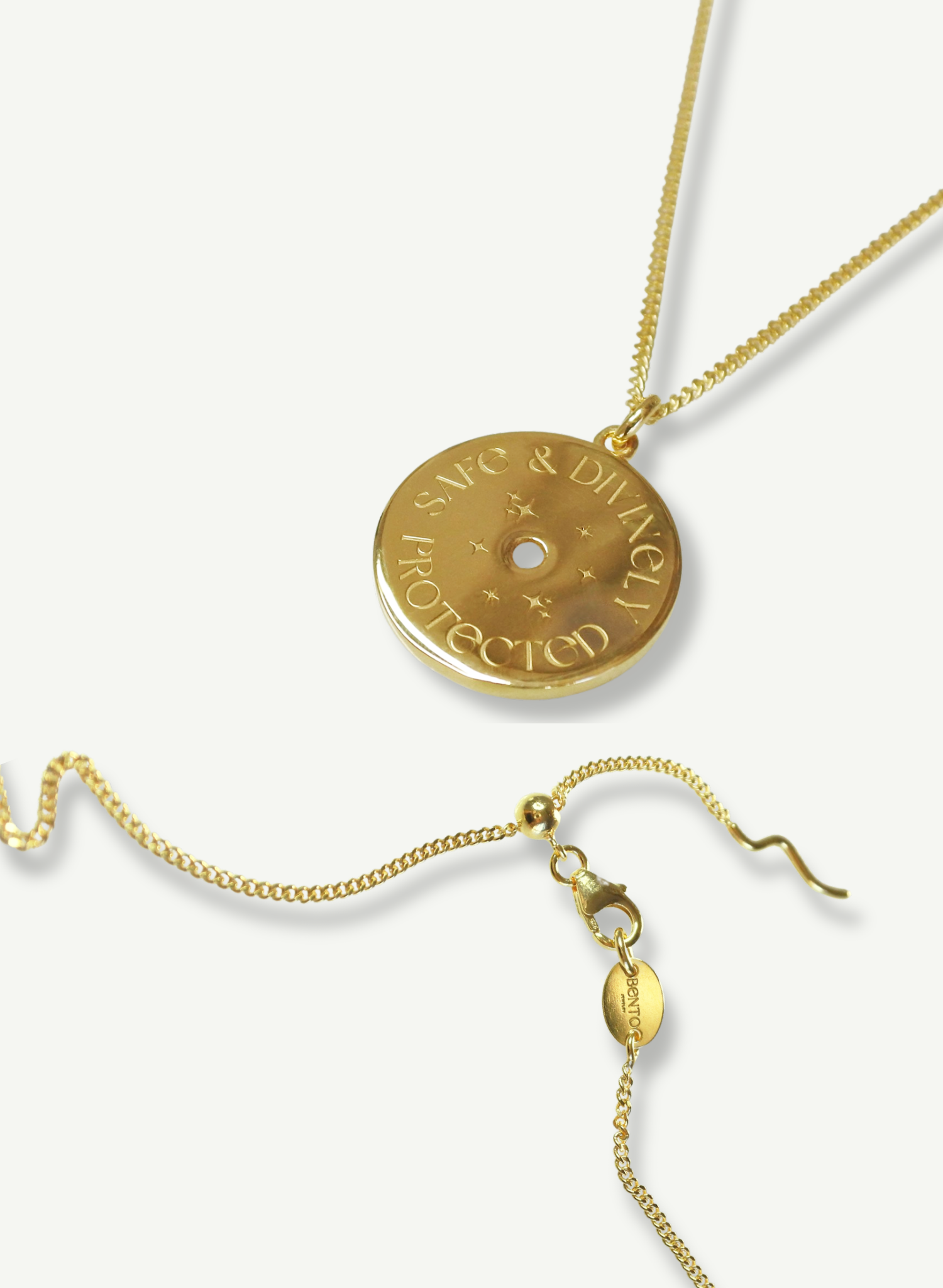 Notre collier Œil Protecteur est une incarnation moderne d'un talisman ancestral, enraciné dans les traditions qui s’étendent à travers les époques et les cultures du monde entier. Ce symbole dominé par un œil vigilant au centre représente une barrière contre les malveillances et un bouclier spirituel. Le dos du médaillon porte l'inscription "SAFE & DIVINELY PROTECTED", en français: "En sécurité et divinement protégée". Une affirmation de garde et de guidance spirituelle.