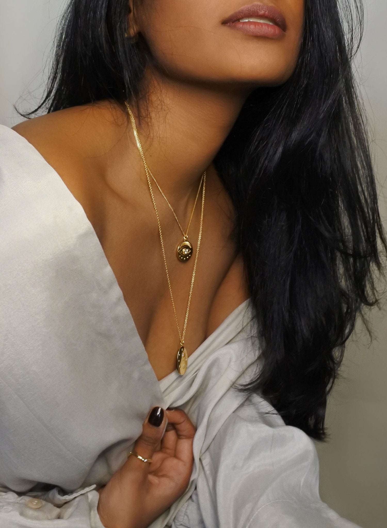Porter ce collier est un acte de foi envers le mouvement harmonieux de la vie, une célébration de la connexion profonde qui nous lie à la grande toile cosmique. Il nous rappelle d'écouter notre intuition, de suivre les élans de notre cœur et d'accueillir chaque expérience comme une étape nécessaire sur notre chemin.