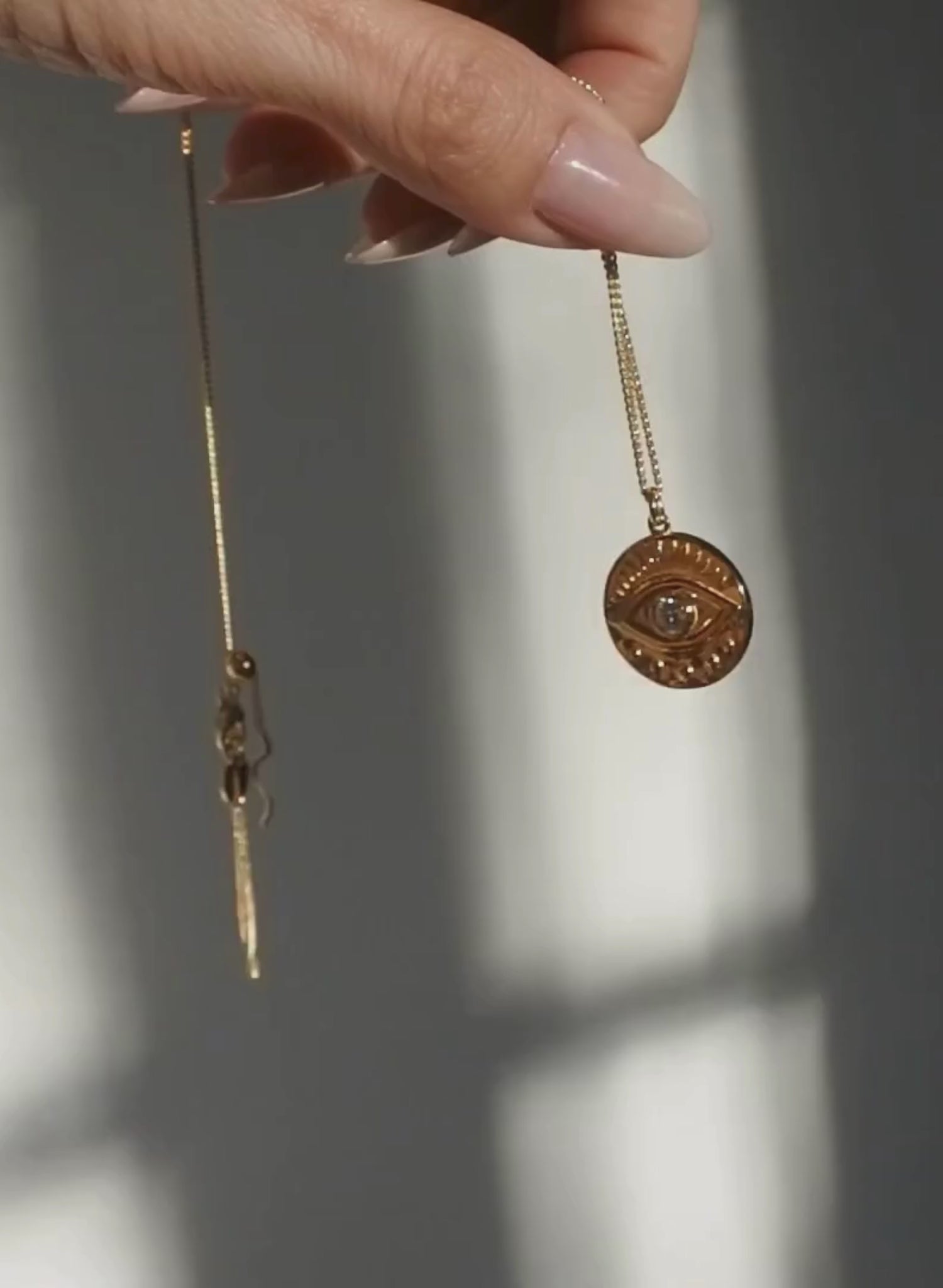 Notre collier Œil Protecteur est une incarnation moderne d'un talisman ancestral, enraciné dans les traditions qui s’étendent à travers les époques et les cultures du monde entier. Ce symbole dominé par un œil vigilant au centre représente une barrière contre les malveillances et un bouclier spirituel. Le dos du médaillon porte l'inscription "SAFE & DIVINELY PROTECTED", en français: "En sécurité et divinement protégée". Une affirmation de garde et de guidance spirituelle.