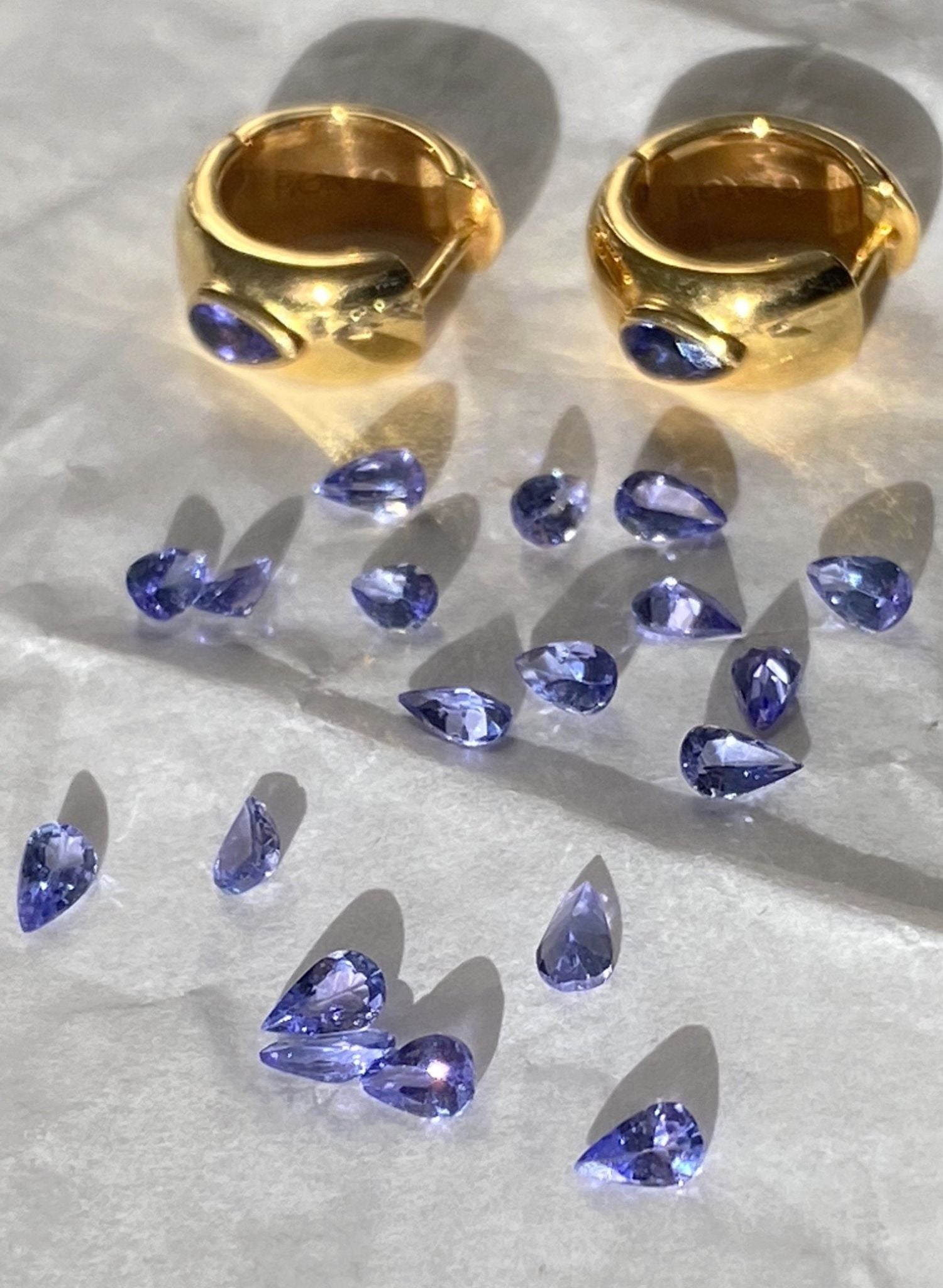 boucles-oreilles-creoles-goutte-tanzanite-plaque-or-pierre-fine-gemstone-bijou-femme-Bento-jewelry