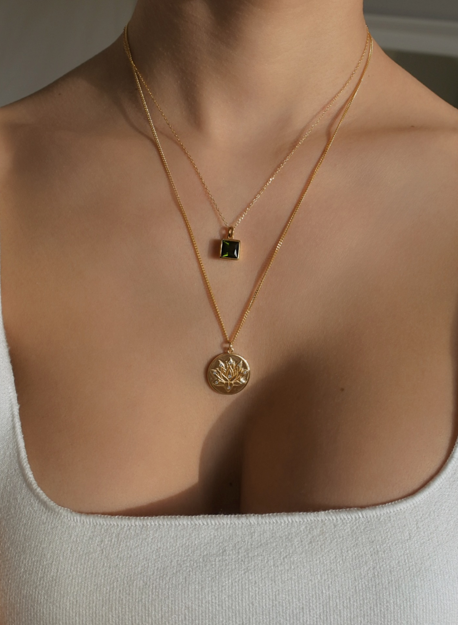 Notre collier Fleur de Lotus porté près du coeur, reflète l’amour inconditionnel qui émane lorsque l’on s’ouvre à la vie. Il est l’expression même de la beauté qui réside en chacun de nous.
