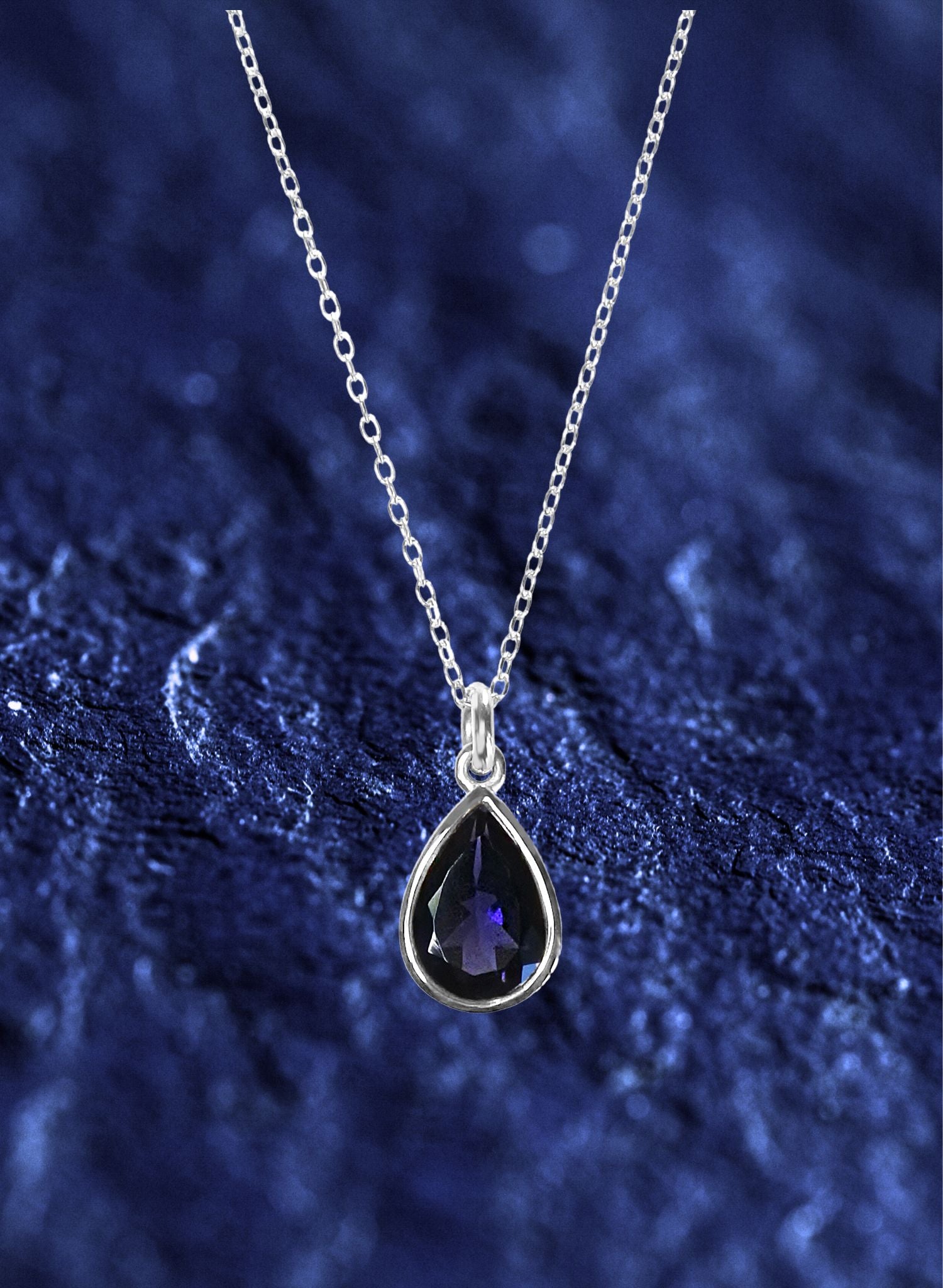 Portez ce bijou comme une invitation au voyage et à l’exploration des profondeurs de vote âme. La Iolite doit son nom au mot grec “ios”, qui signifie violet. 